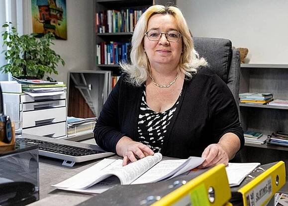 Mgr. Jana Zwyrtek Hamplová (* 18. května 1965) je česká senátorka, advokátka, aktivistka a bývalá novinářka. V letech 2005 až 2006 působila jako poslankyně Poslanecké sněmovny PČR, v letech 1998 až 2014 jako zastupitelka města Mohelnice (z toho v letech 2013 až 2014 jako starostka města). Je bývalou členkou ČSSD a bývalou členkou hnutí Nezávislí (NEZ). Od roku 2022 působí jako senátorka za obvod č. 76 – Kroměříž. Jejím manželem byl až do své smrti v roce 2017 politik František Zwyrtek. ▬ Vystudovala gymnázium v Zábřehu a Právnickou fakultu Univerzity Karlovy v Praze. Specializuje se na veřejné právo, tematiku samosprávy a státní správy. V letech 2002–2003 vyučovala předmět územní samospráva na Filozofické fakultě Univerzity Palackého v Olomouci. ▬ Vyhrála ocenění Právník roku 2019 v soutěžní kategorii „Správní právo“. Od roku 2022 působila jako právní zástupkyně Petra Druláka ve sporu s jeho zaměstnavatelem Ústavem mezinárodních vztahů ohledně svobody názorů na pracovišti.