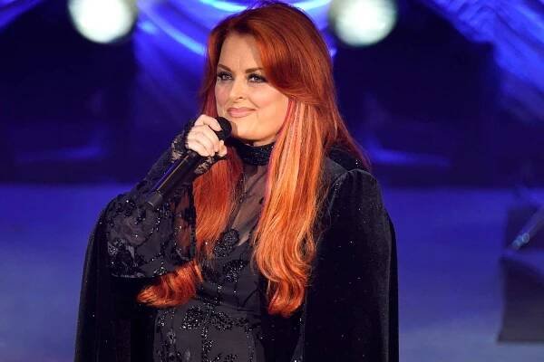 Wynonna Judd announces she'll continue the Judds tour without mother Naomi