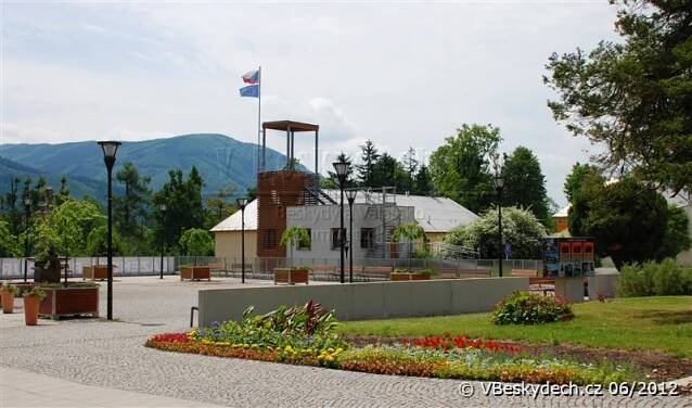 Beskydské rehabilitační centrum - nádvoří a rozhledna, v pozadí Nořičí hora