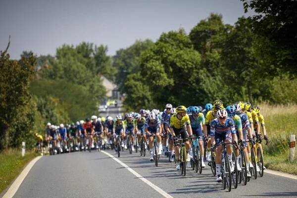 Czech Tour začala. Cyklisté vyráželi s českou hymnou, úvod patřil Lampertimu