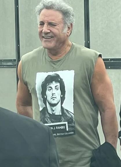 Sylvester Stallone se potkal s mladším bratrem před fitkem. Podobu nezapře, a ještě nosí tílko s Rambem