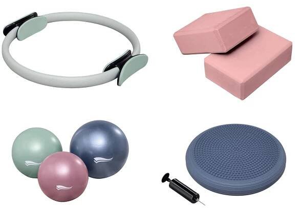 Sada fitnessového vybavení s pilatesovým kruhem, bloky na jógu, fit míči a balanční podložkou.