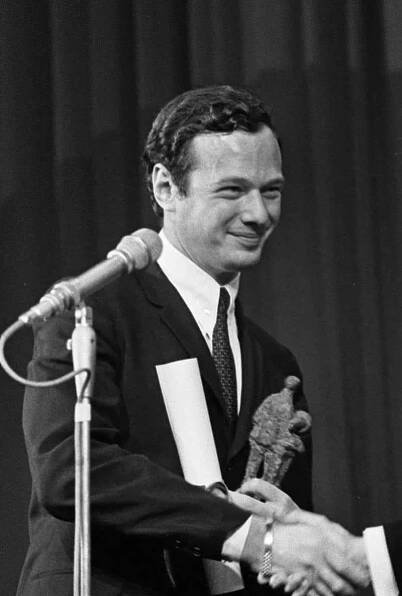 Soubor:Brian Epstein 1965.jpg – Wikipedie
