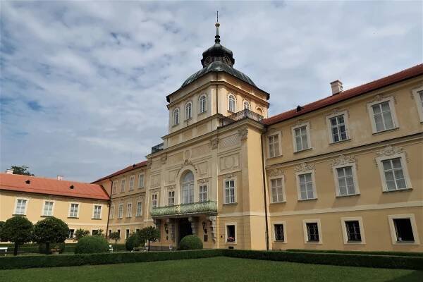 Hlavní průčelí zámku pohledem z Vrbnovské ulice