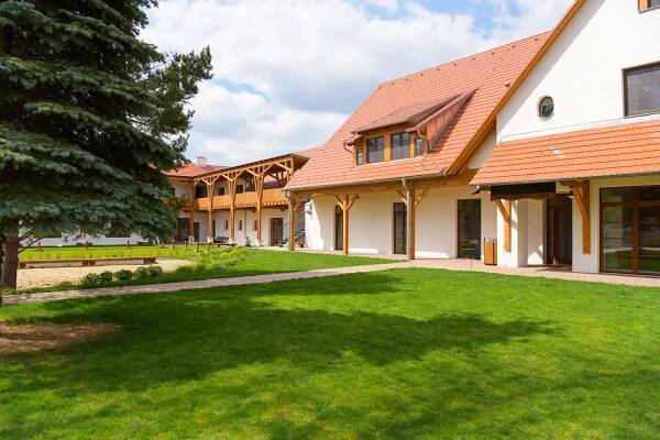 Dvůr Perlová voda - Stylové ubytování na statku s restaurací