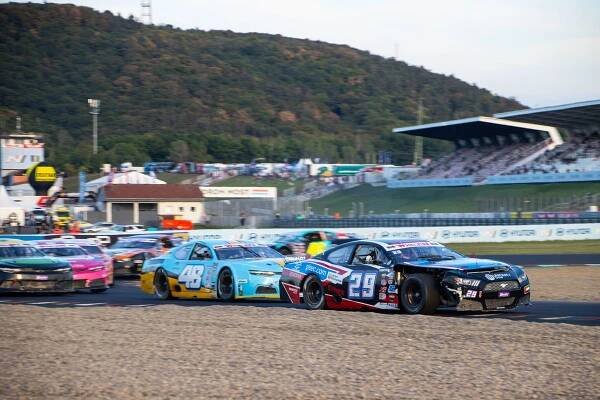 Závody EuroNASCAR jdou do finiše. Kdo nakonec získá titul?