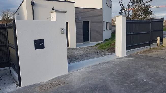 Clôtures en aluminium ou en PVC chez Clôtures Nantaises, revendeur de Clotures et Portails sur Nantes en Loire-Atlantique