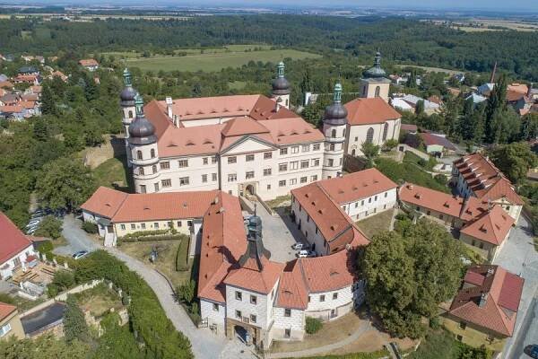 Kostelec nad Černými lesy – zámek – Kolínsko – Cesty a památky