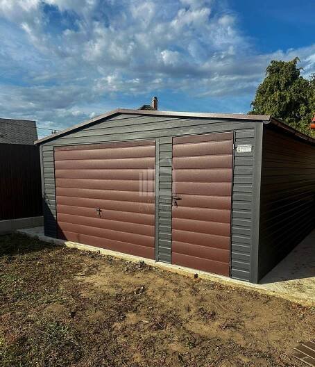 Plechova garáž 5x6m - výklopná vrata - dveře - tmavě hnědá - antracit - okapy - střecha sedlová TS858