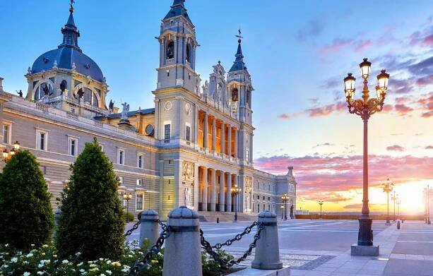 ein großer Platz in Madrid in der Abenddämmerung