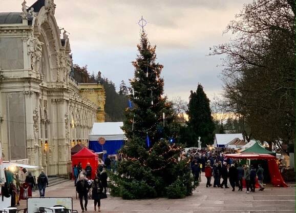 Návštěvníci Mariánských Lázní opět zažijí vánoční pohádku na kolonádě