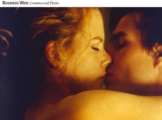 Tom Cruise and Nicole Kidman in Spalující touha (1999)