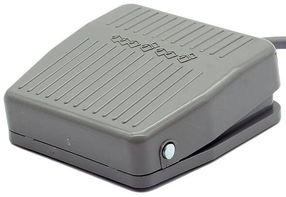 VYPÍNAČ SPÍNAČ TLAČÍTKOVÝ PEDÁL 230V 10A MONO NC NO