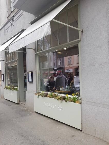 Dejvická 34: Jak se vaří v Pohlreichem oceněné restauraci? Ochutnali jsme černé rizoto i pálivý tatarák