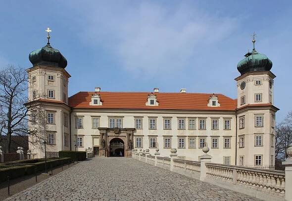 Zámek Mníšek pod Brdy - otevírací doba, akce, ubytování, prohlídky, vstupné, foto, počasí