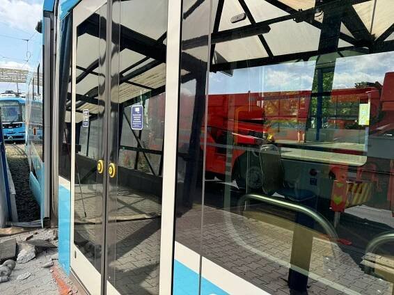 Fotky: Ostrava zažila hned dvě nehody tramvají, pod jednou z nich zůstal chodec