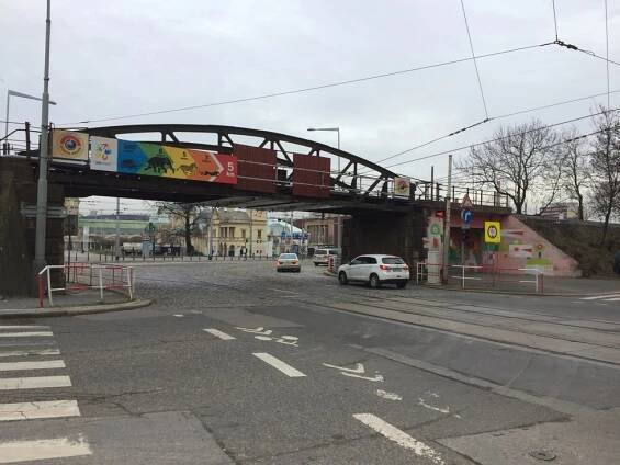 Téměř celý srpen výluka: Část Holešovic se kvůli opravě železnice musí obejít bez tramvají