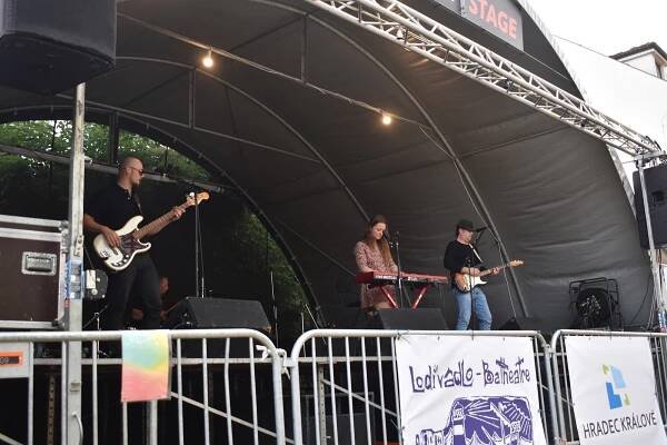 Hradec žije až do prázdnin divadelním festivalem. Najdete se na fotkách?