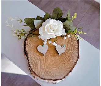 Svatební dřevěná podložka na prstýnky s bílou růžičkou, pr. 20cm - ELEGANTNÍ DEKORACE