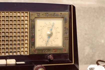 starožitné lampové bakelitové radio s hodinama GRUNDIG Heinzelmann  - Starožitnosti