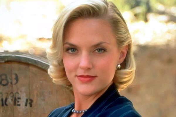 Elaine Hendrix Is Coming Back to 'The Parent Trap,' but Not for a Sequel: 'Justice for Meredith Blake!' (Exclusive)