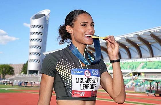 Sydney McLaughlinová-Levroneová po závodě na 400 metrů překážek v Eugene.