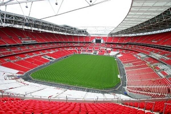 ‚Bitvu zadnic‘ vyhrál ve Wembley Shearer, jako první usedl na 45 tisíc sedaček