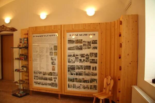 Soubor:Interior of Museum of people bands (Muzeum lidových kapel) in Lesonice, Třebíč District.jpg