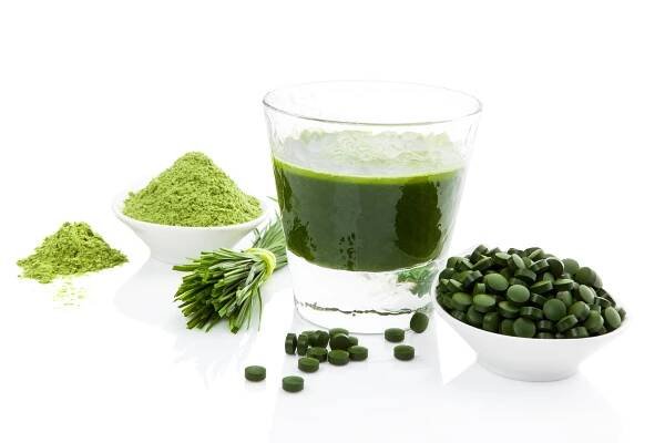 Zelený ječmen, chlorella a spirulina: Na co si dávat pozor u zelených potravin