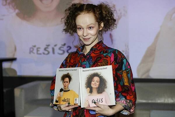 Manžel Anny Linhartové a její bývalý milenec Piškula mlsali dobroty se sprostými obrázky - First Style