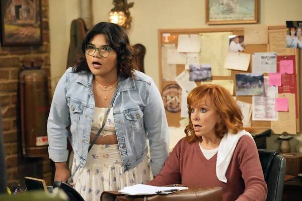 Happy's Place - Pilot - Z filmu - Belissa Escobedo, Reba McEntire