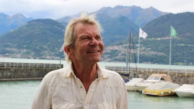 Matthias Reim schaut lachend zum Himmel. Im Hintergrund ist der Bodensee zu sehen. (Foto: SWR, Benjamin Thiemert)