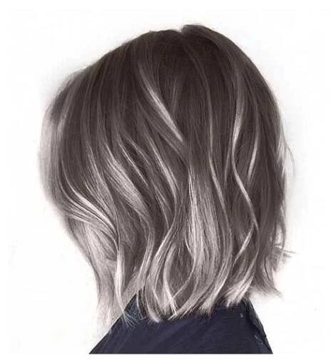 8 formas modernas de lucir mechas grises en tu cabello oscuro 