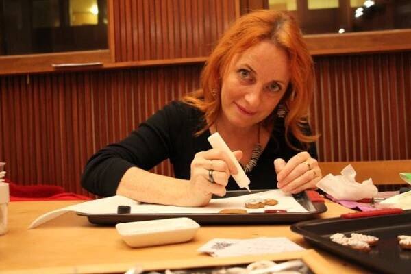 Monika Brýdová při zdobení perníčků | foto: Andrea Poláková,  Český rozhlas