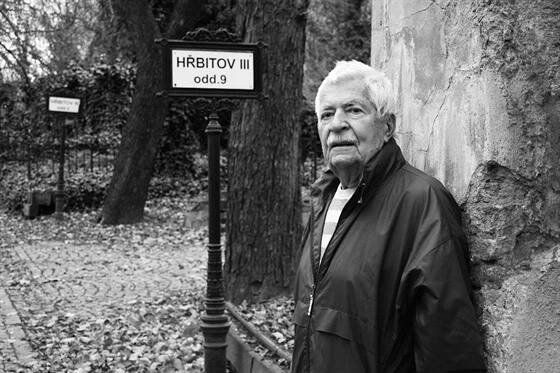 Žhavým pohledům studentek jsem se bránil těžko, říká legendární češtinář - iDNES.cz