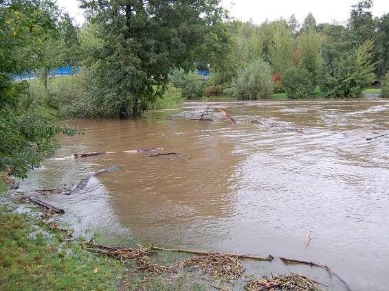 Jizera v Bakově kulminuje, voda už začíná klesat