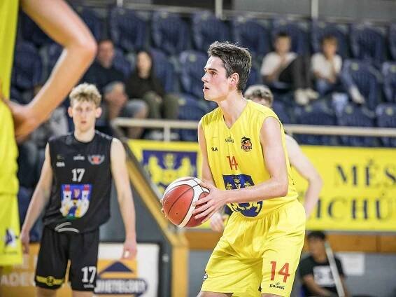 Basketbalisté GBA Lions Jindřichův Hradec (ve žlutém) ve třetím kole I. ligy deklasovali Pelhřimov 102:60.