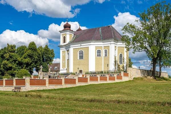 Bezděkov nad Metují vyhlašuje soutěž na nové sochy pro svůj kostel