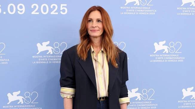 Julia Roberts leiht Amanda Seyfried bei den Filmfestspielen in Venedig ihren genialen Jeans-Look von Versace
