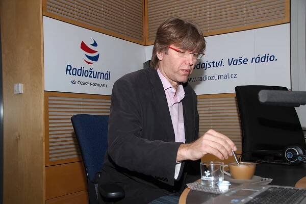 Sociální média nám umožňují šmírovat ostatní, říká Miloš Čermák | Radiožurnál