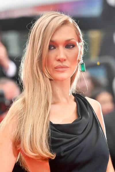 Zákeřná nemoc modelku opět srazila na kolena: Bella Hadid sdílela fotky z nemocnice, ze kterých mrazí - fotka 1/1
