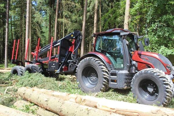Traktor Valtra N174 Direct měl speciální lesní kabinu se střešním oknem, zhotoveným z polykarbonátu. Při couvání do porostu se hodila možnost zvednutí návěsu vpředu na oji