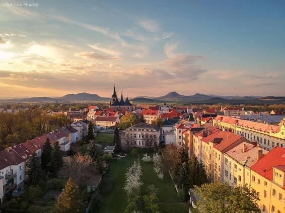Do Loun za jejich středověkým rázem i magickými kopečky Českého Středohoří