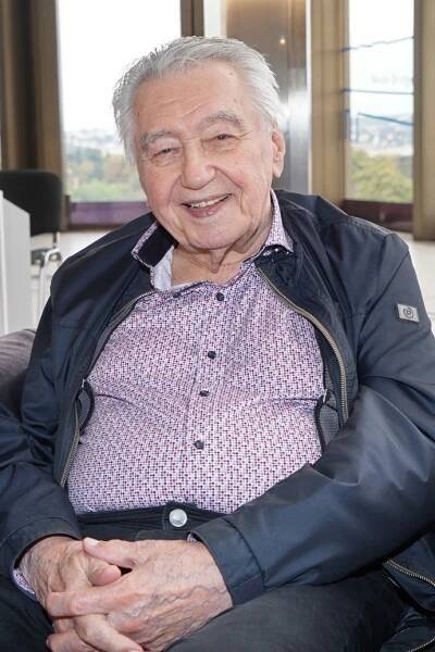 Takto vypadá Josef Zíma dnes, ve svých 90 letech - a stále veřejně vystupuje.
