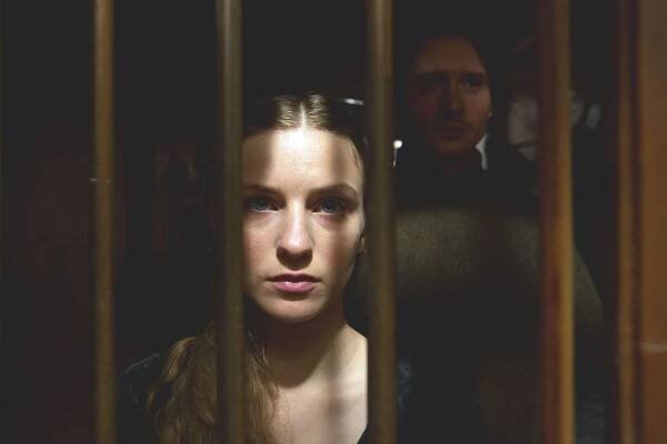 Bílá královna - Bouře - Z filmu - Faye Marsay, David Oakes