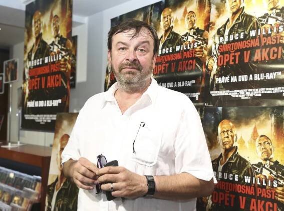 Takhle bydlí na sídlišti herec Alexej Pyško. Manželka ho občas pouští i do ložnice