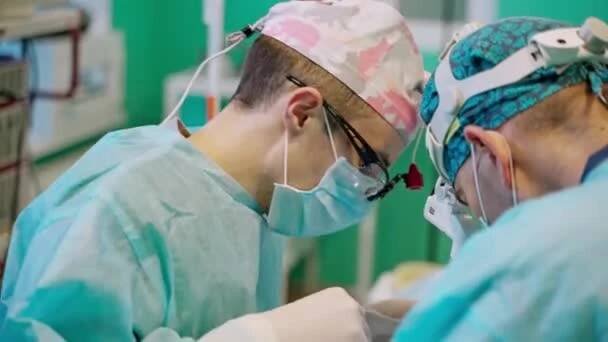 Tým provádí chirurgickou operaci. Chirurgický tým pracující s pacientem na operačním sále — Stock záběr
