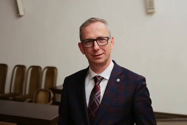 Pětikoalice se opět pře o práva stejnopohlavních párů. Řešení hledá skupina pod Pekarovou Adamovou
