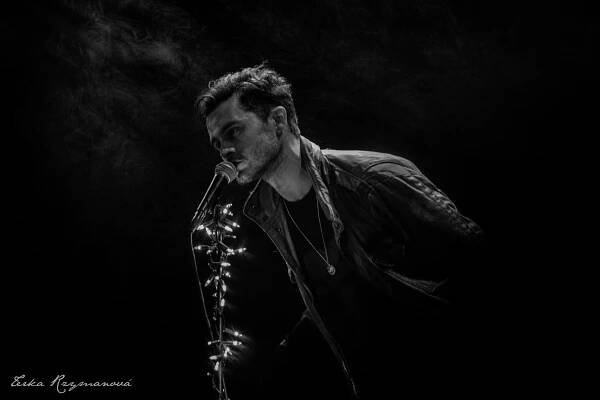 Michael Malarkey, Uncomfortably Numb a rozsvícená Roxy - Czechmag
