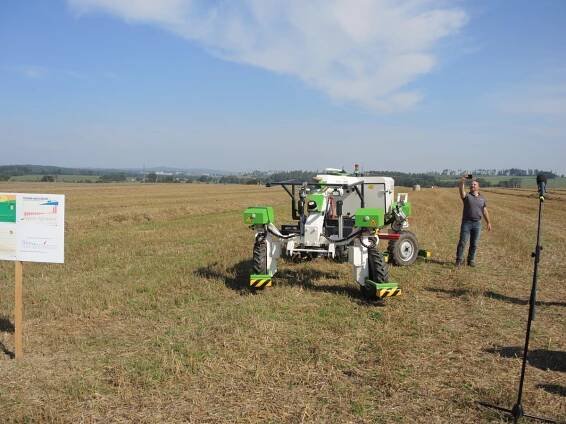Autonomní robot určený pro plečkování a další činnosti v zelinářství nebo lesních školkách